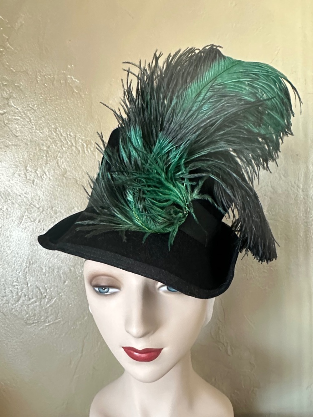 GRAND 1940's BLACK FURRY FELT FEDORA WITH TALL GREEN/BLACK OSTRICH FEATHERS